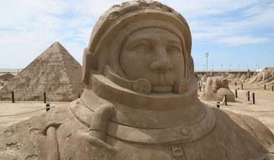 ‘Uzay’ temalı kum heykeller sezonu açıldı
