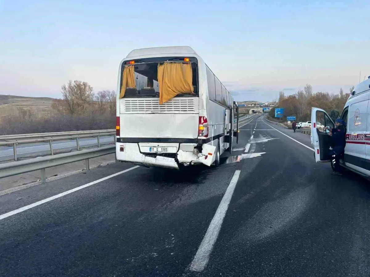 Tır, İşçi Servisine Çarptı: 10 Yaralı