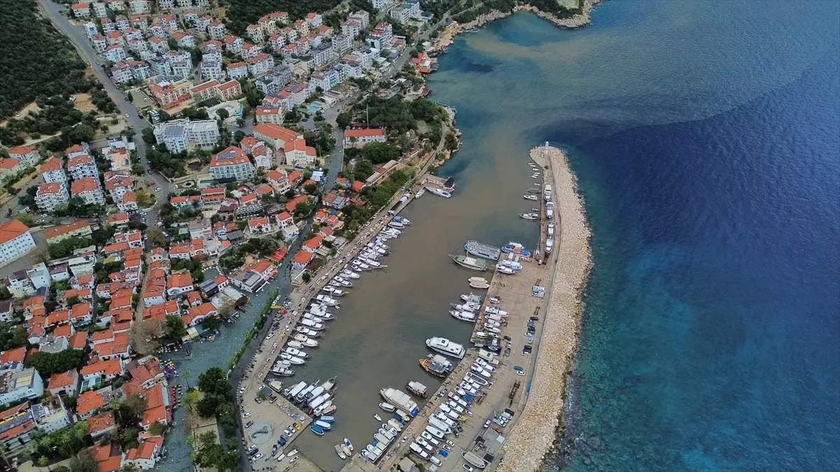 Kaş’ta Deniz Suyu Kahverengiye Döndü